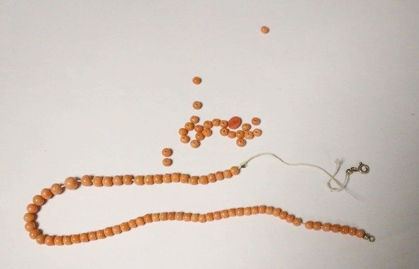 COLLIER en billes de corail orange sur fermoir...
