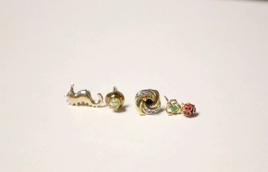 LOT DE BOUCLES D'OREILLES dépareillées en...