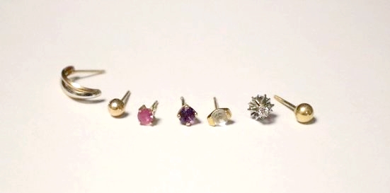 LOT DE BOUCLES D'OREILLES dépareillées en...