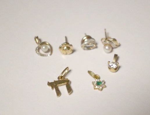 LOT DE BIJOUX en or (750) comprenant : quatre...