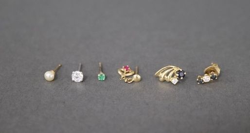 LOT DE BOUCLES D'OREILLES dépareillées en...