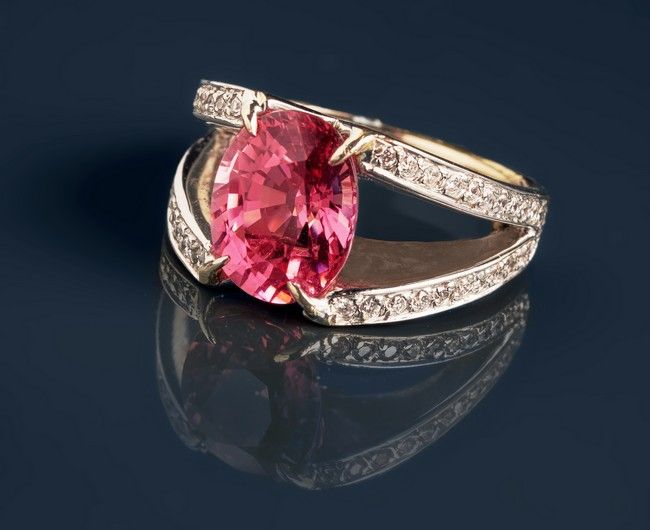 BAGUE en or gris (750), tourmaline rose bonbon...