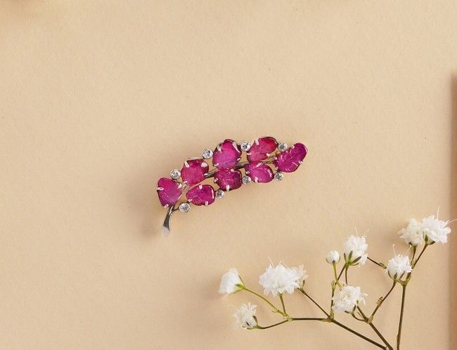 BROCHE en or gris (750) figurant une branche...