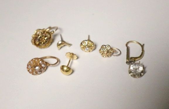 LOT DE BOUCLES D'OREILLES dépareillées en...