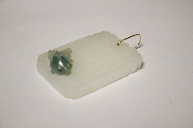 PENDENTIF en jade blanche gravée de fleurs....