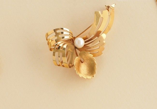 BROCHE en or jaune (750) de forme noeud ajouré...