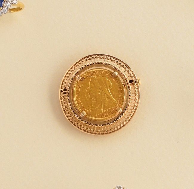 BROCHE en or (750) et souverain or de 18...