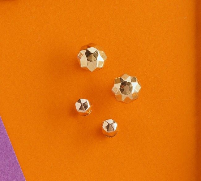 DEUX PAIRES de clous d'oreilles bombés à...