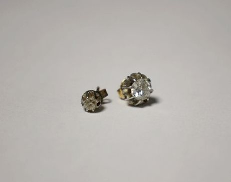 DEUX BOUCLES D'OREILLES en or (750) dont...