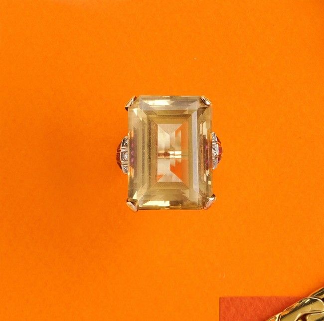BAGUE en or (585) centrée d'une citrine taille...