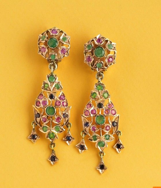 PAIRE DE PENDANTS D'OREILLES CLIPS en or...