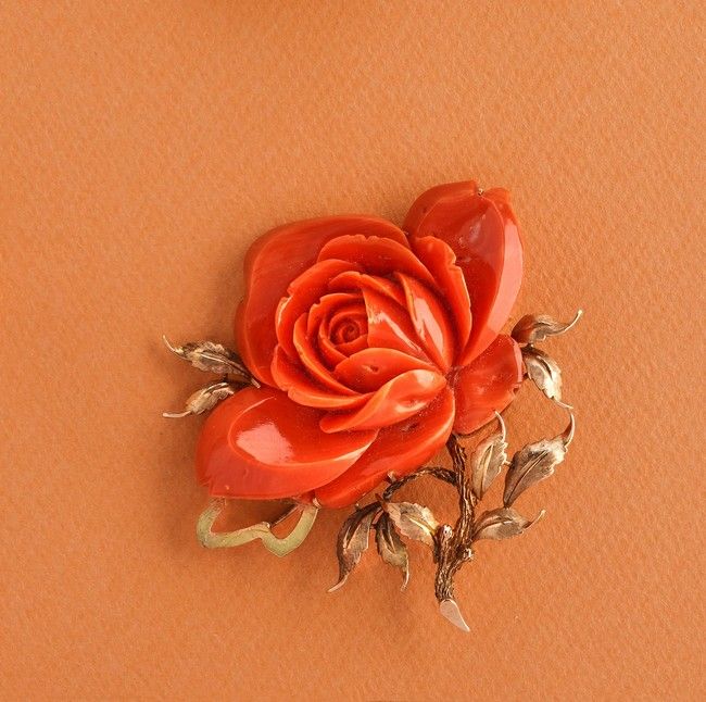 BROCHE en or (585) ornée d'une fleur en corail...