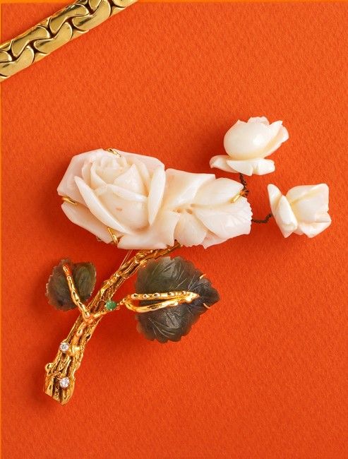BROCHE en or (585) stylisant trois roses...