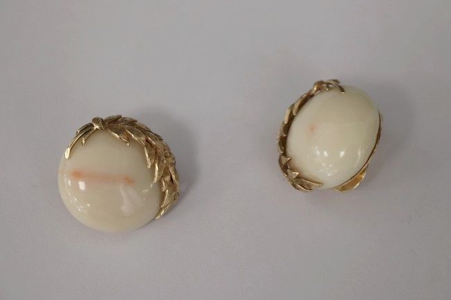 PAIRE DE CLIPS D'OREILLES en métal doré ornée...