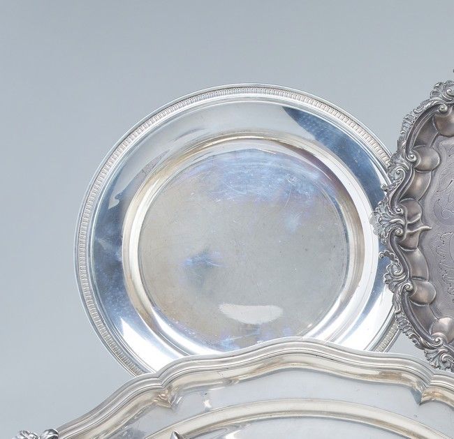 PETIT PLAT rond en argent (800) à frise de...