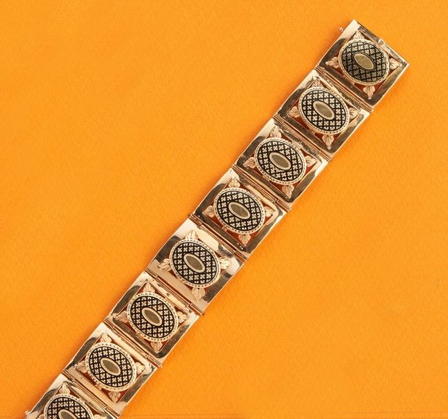 BRACELET en or (750) à huit larges maillons...