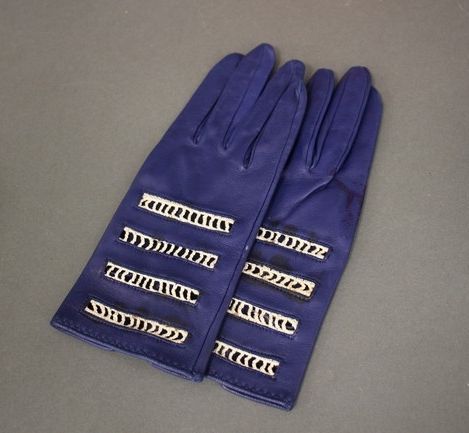 PAIRE DE GANTS en cuir bleu roi et dentelle...