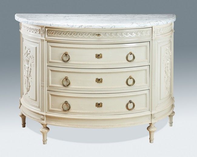 COMMODE DEMI-LUNE en bois sculpté mouluré...