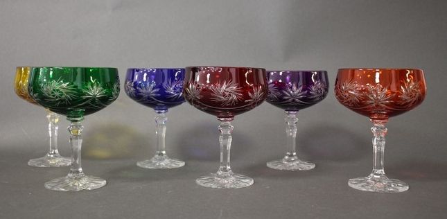 SIX COUPES à CHAMPAGNE en cristal taillé...