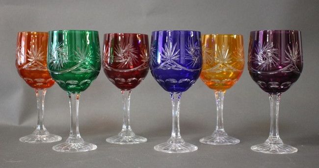SIX VERRES à pieds en cristal taillé et teinté...