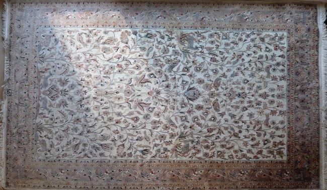 TAPIS en laine poychrome à décor de rinceaux...