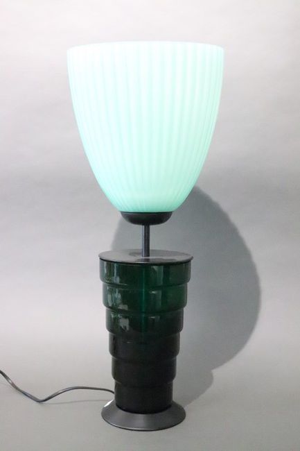 LAMPE à piètement en gradins en verre vert...