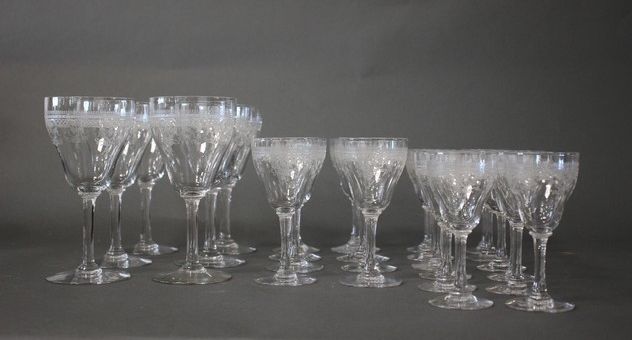 SERVICE DE VERRES à pied en cristal, finement...