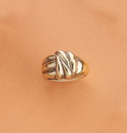 BAGUE CHEVALIERE en argent doré à décor d'un...