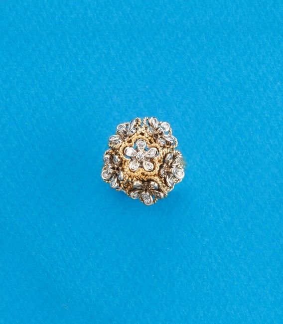 BAGUE en or (750) à motifs de six fleurs...
