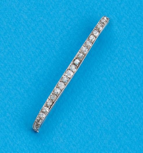 BROCHE-BARRETTE en platine (950) et or gris...