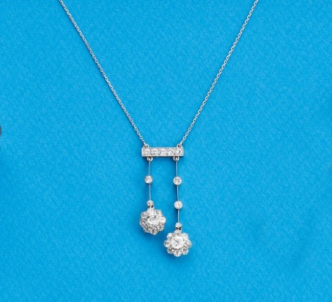 COLLIER NÉGLIGÉ en or gris (750) à deux pendants...