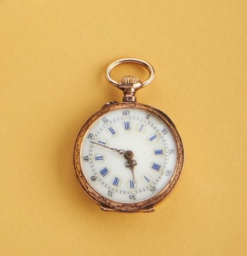 MONTRE DE COL en or jaune (750), cache-poussière...