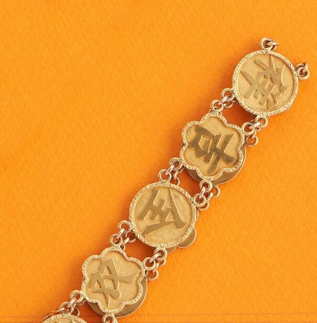 BRACELET en or jaune (750) formé de dix pastilles...