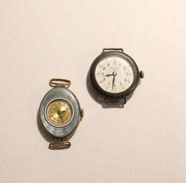 DEUX PETITS BOÎTIERS de montre, l'une ronde...