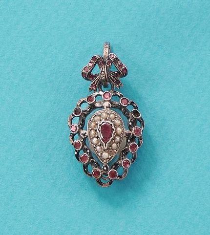 RARE BIJOU DE SENTIMENT, pendentif stylisant...