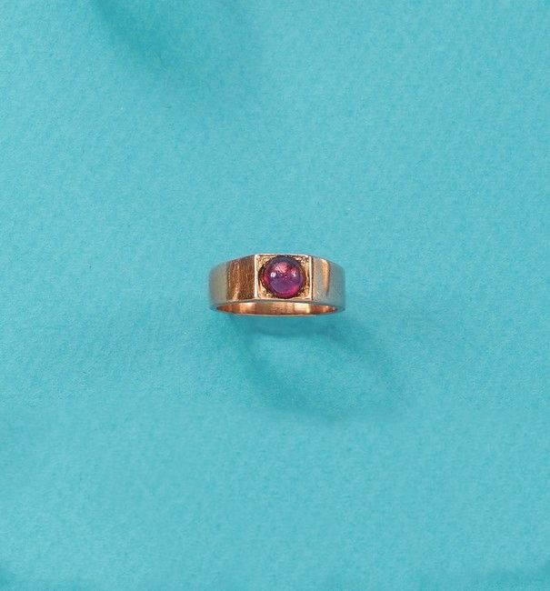 BAGUE CHEVALIERE en or rose (750) et cabochon...