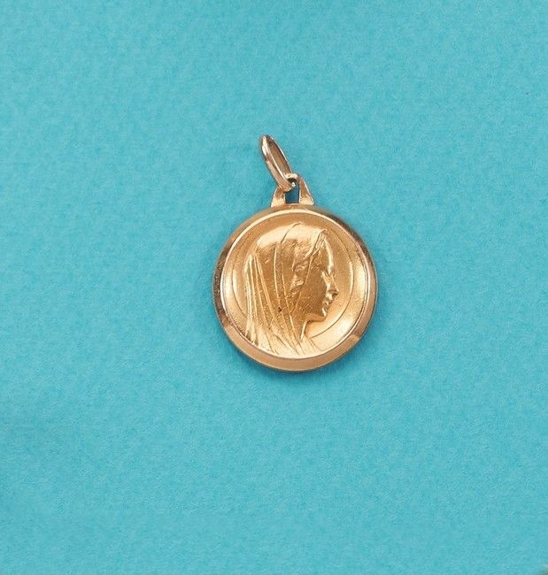 MEDAILLE A LA VIERGE en or (750), gravée...