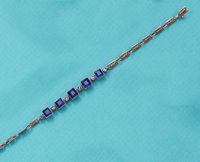 BRACELET en or (750) à motifs central de...