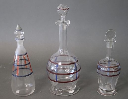 TROIS CARAFES en verre émaillé, modèle BÉARN,...