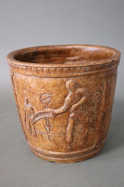 CACHE-POT en céramique à décor en bas-relief...