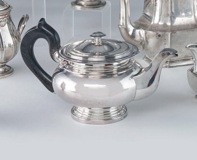 THEIERE en argent sur piédouche, bec cannelé,...