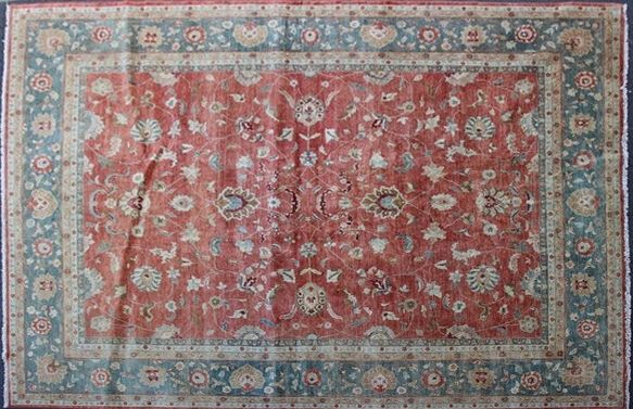 TAPIS en laine à décor de fleurs et rinceaux...