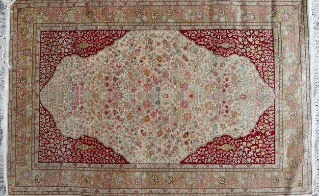 TAPIS en soie polychrome à décor de semis...