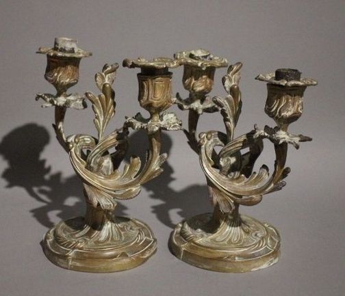 PAIRE DE BOUTS DE TABLE en bronze doré, ciselé...