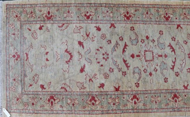 TAPIS GALERIE en laine crème à décor rouge...