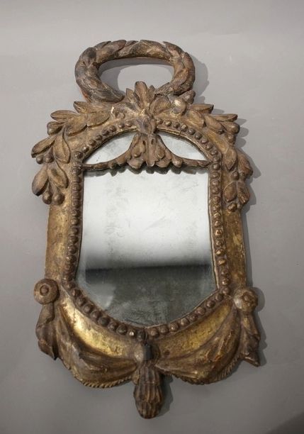 MIROIR de forme chantournée, pouvant formé...