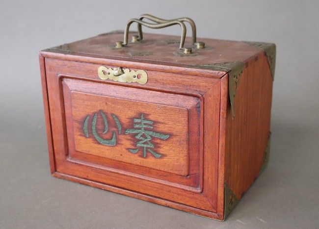 JEU DE MAJONG en os sur bambou, dans un coffret...