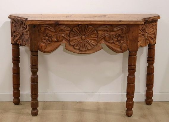 CONSOLE de forme trapèze en pin sculpté à...
