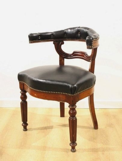 FAUTEUIL DE BUREAU en bois mouluré et sculpté...