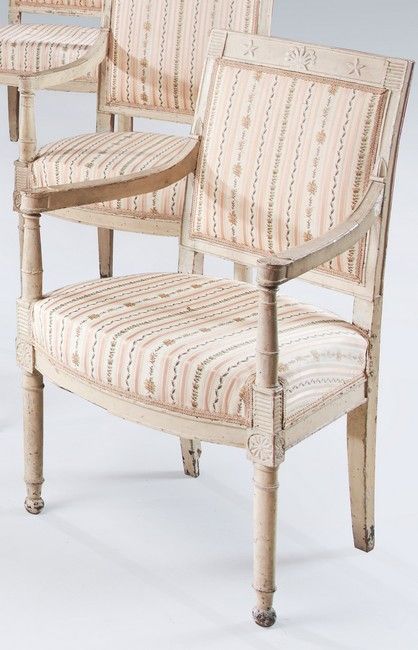 PAIRE DE FAUTEUILS en hêtre laqué blanc à...